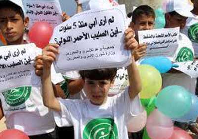 الأسرى الفلسطينيون يواصلون إضرابهم عن الطعام واحتجاجات على الصمت الدولي